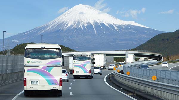 リンク：東名高速を富士山に向かって走る観光バスの写真