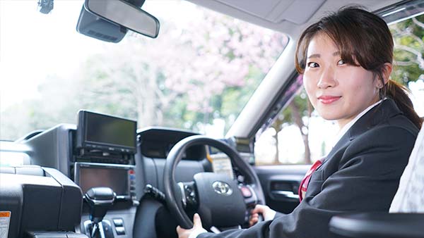 リンク:早朝の車庫に東京無線のタクシーが並んでいる写真