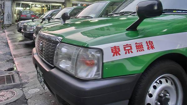 リンク:早朝の車庫に東京無線のタクシーが並んでいる写真