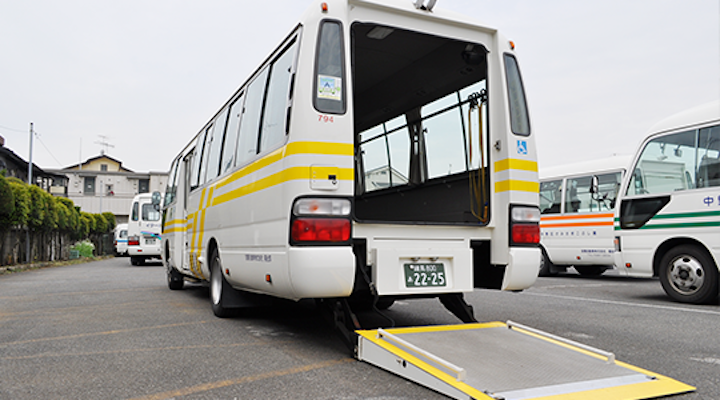 「宮園グループ」は、福祉輸送サービスのパイオニアとして多くの皆様にご利用いただいております。車椅子の方でも旅行やバス送迎をご利用いただける電動リフト付き観光バスをご紹介いたします。