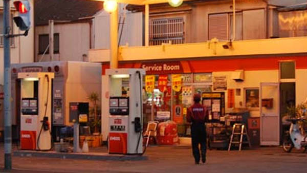 リンク:夕暮れの宮園砿油小金井給油所の写真