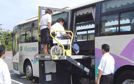 車イスでも安心のリフト付きの車輌です。