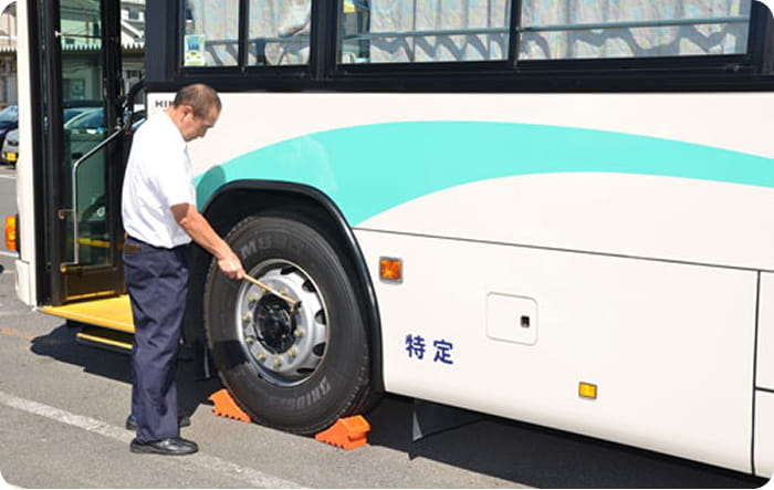 タイヤ空気圧等を工具で確認