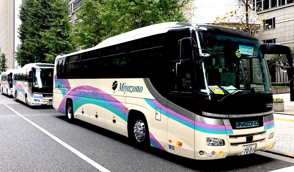 観光バス・ハイヤー手配 バリアフリー旅行の東京ナイストラベルは観光、企業視察・研修、空港送迎、合宿など用途に合わせて、大型観光バス、中型観光バス、マイクロ観光バス、コミューターまで各種車両をご用意しております。 ハイヤーとの組み合せもワンストップサービスでご予約が可能です