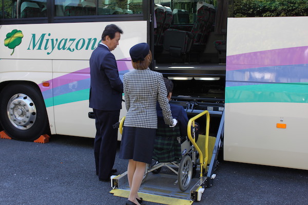 「宮園グループ」は、福祉輸送サービスのパイオニアとして多くの皆様にご利用いただいております。車椅子の方でも旅行やバス送迎をご利用いただける電動リフト付き観光バスをご紹介いたします。