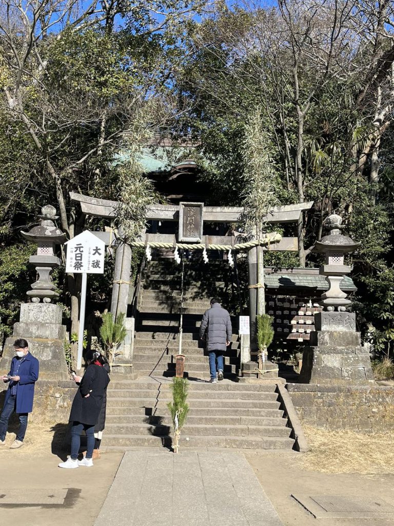 3人、伏見稲荷大社の画像のようです